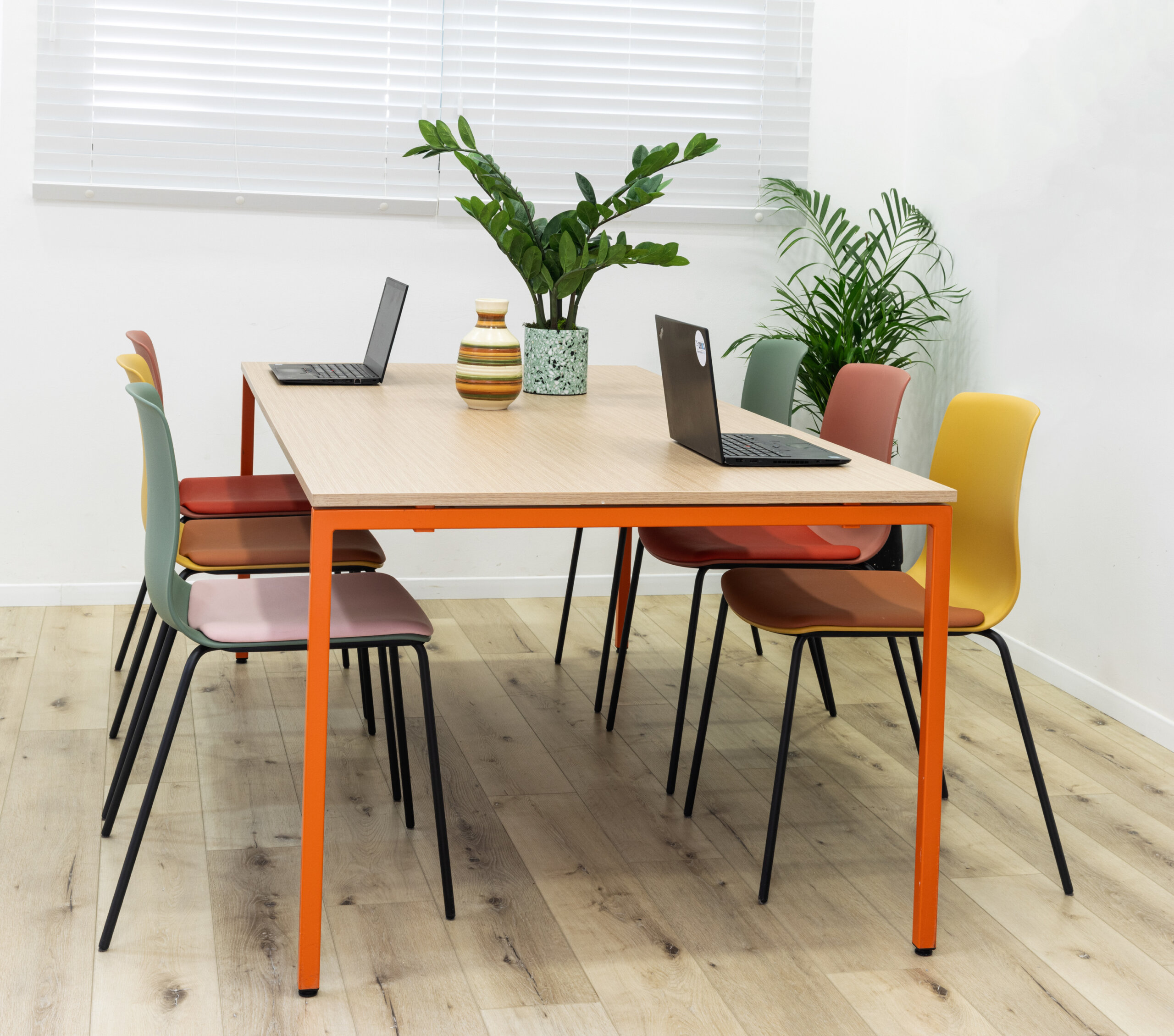 noa table raio+noom50 chair actiu (3)