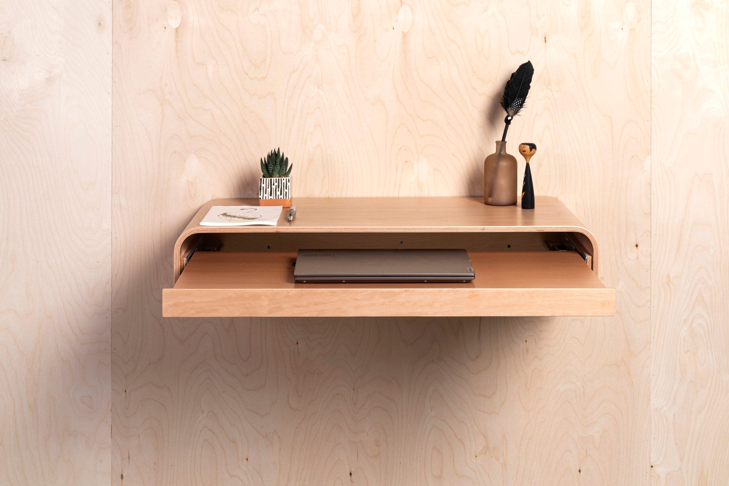 מדף נשלף למקלדת ולהנחת מחשב נייד